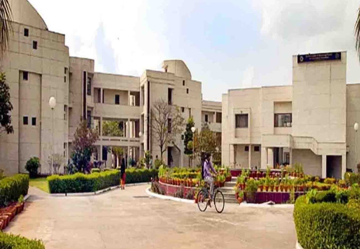 iit kanpur professor get cnr rao faculty award 2018