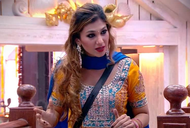 Bigg Boss 12 Jasleen Matharu says I kissed Anup Jalota how are we guru shishya