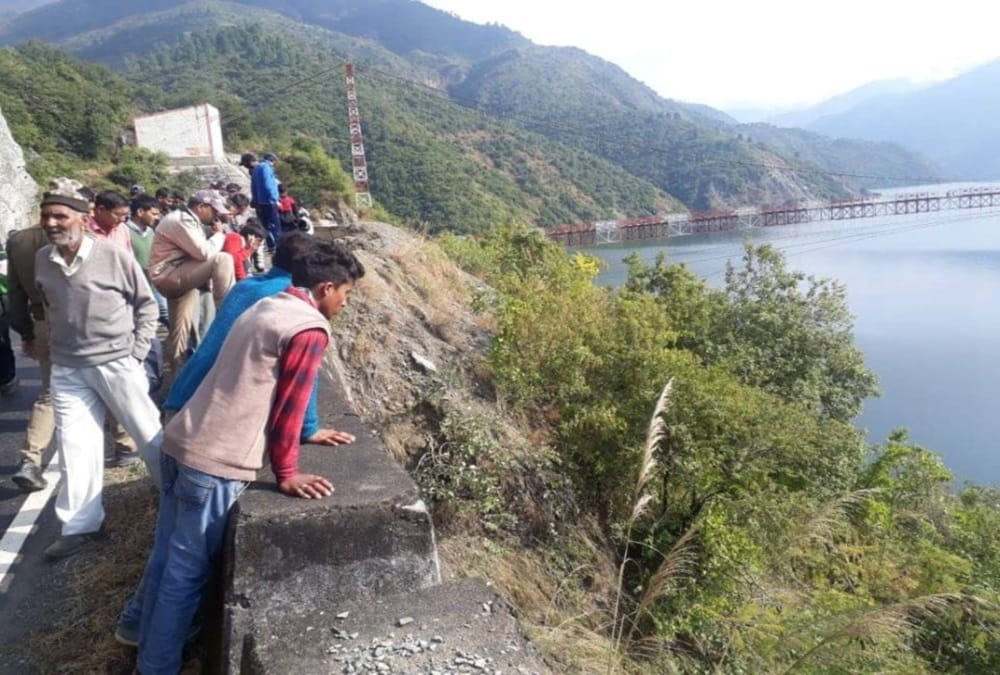 Truck Fell into Tehri Dam Lake three Friends Missing