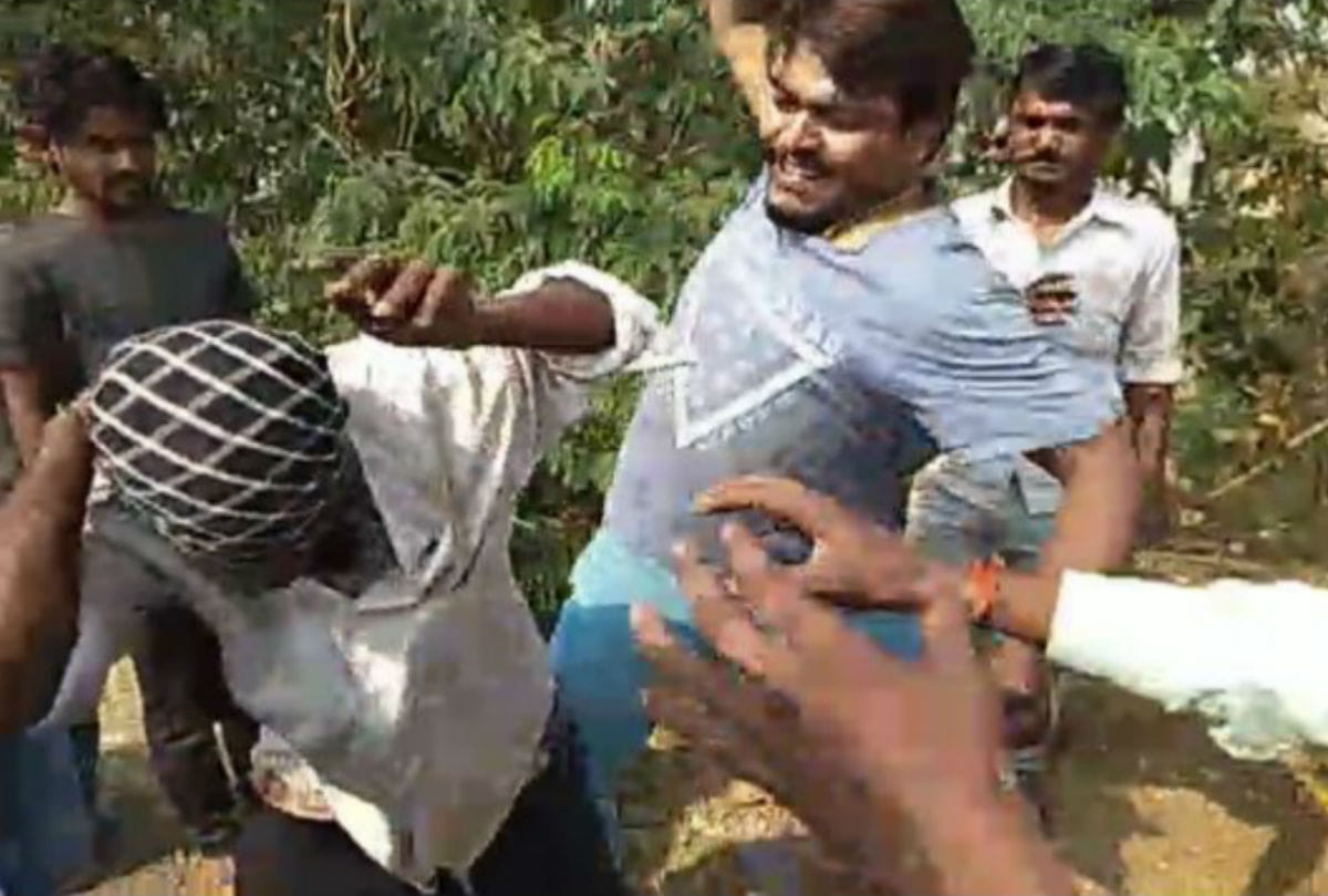 mob beat the rickshaw driver for molesting girl in mainpuri