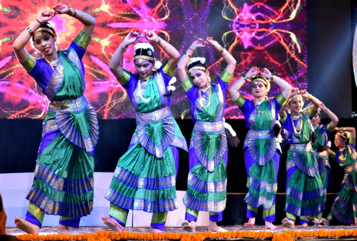 educational institute in meerut city celebrated the festivals of colour on deepawali