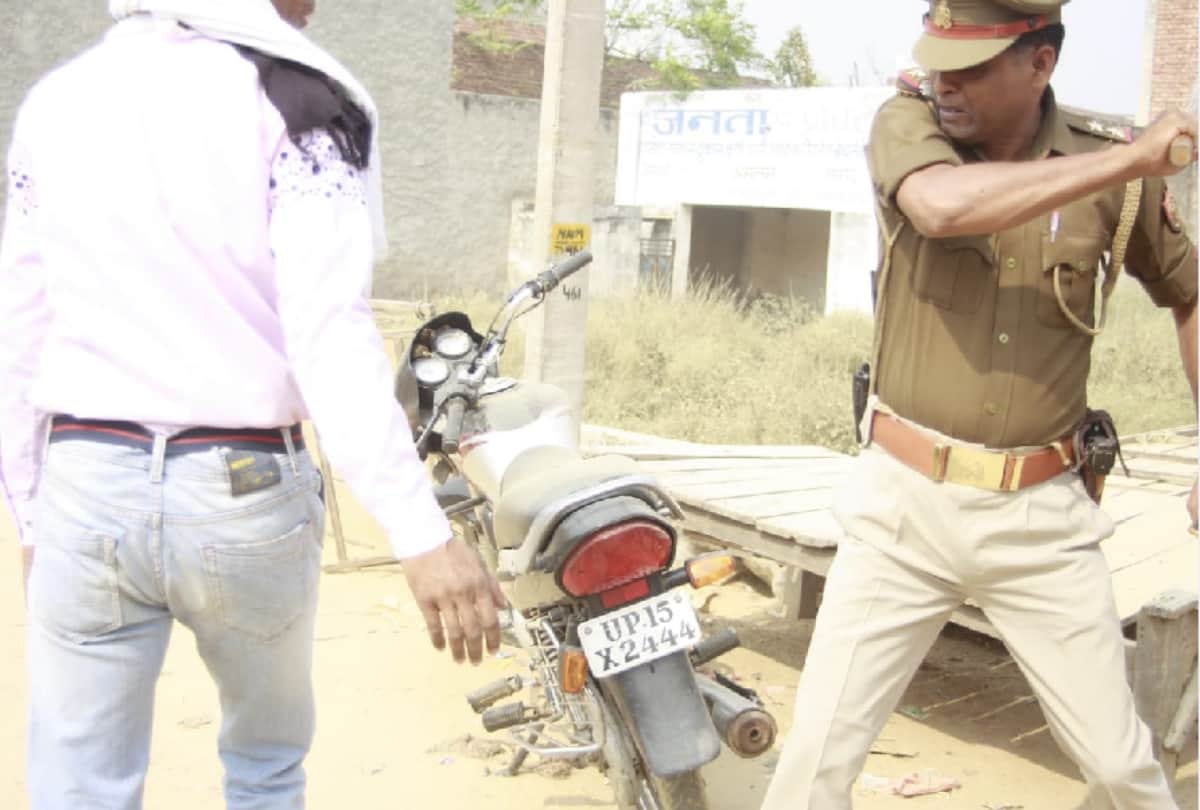 meerut police control crowed by sticks after two parties dispute on roadside market