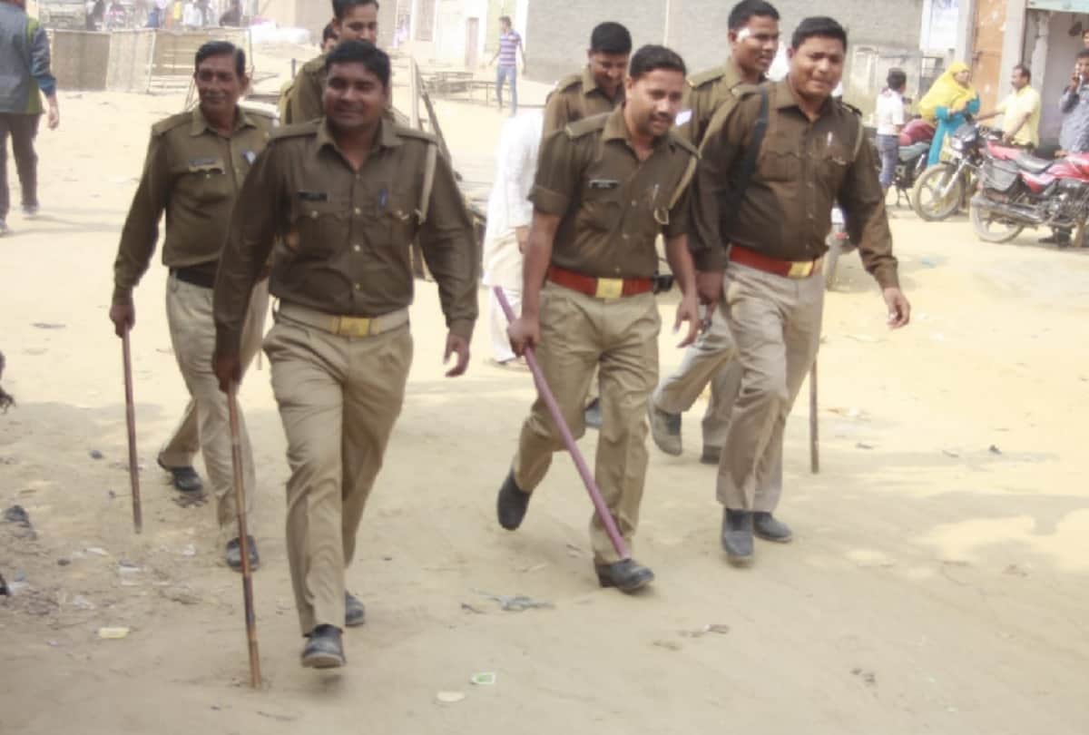 meerut police control crowed by sticks after two parties dispute on roadside market