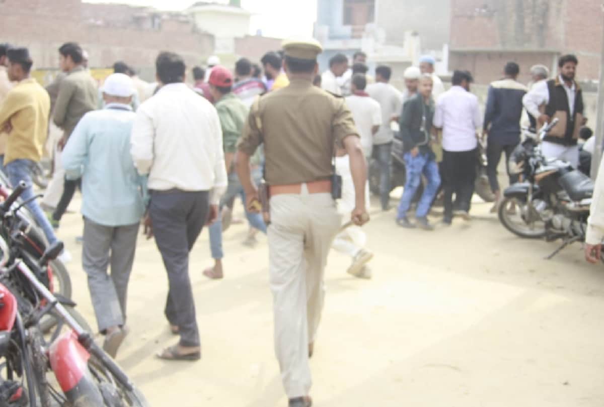 meerut police control crowed by sticks after two parties dispute on roadside market