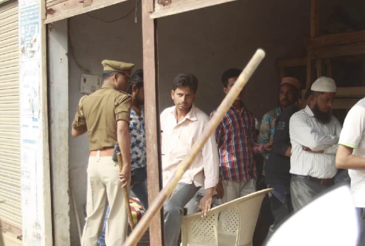 meerut police control crowed by sticks after two parties dispute on roadside market