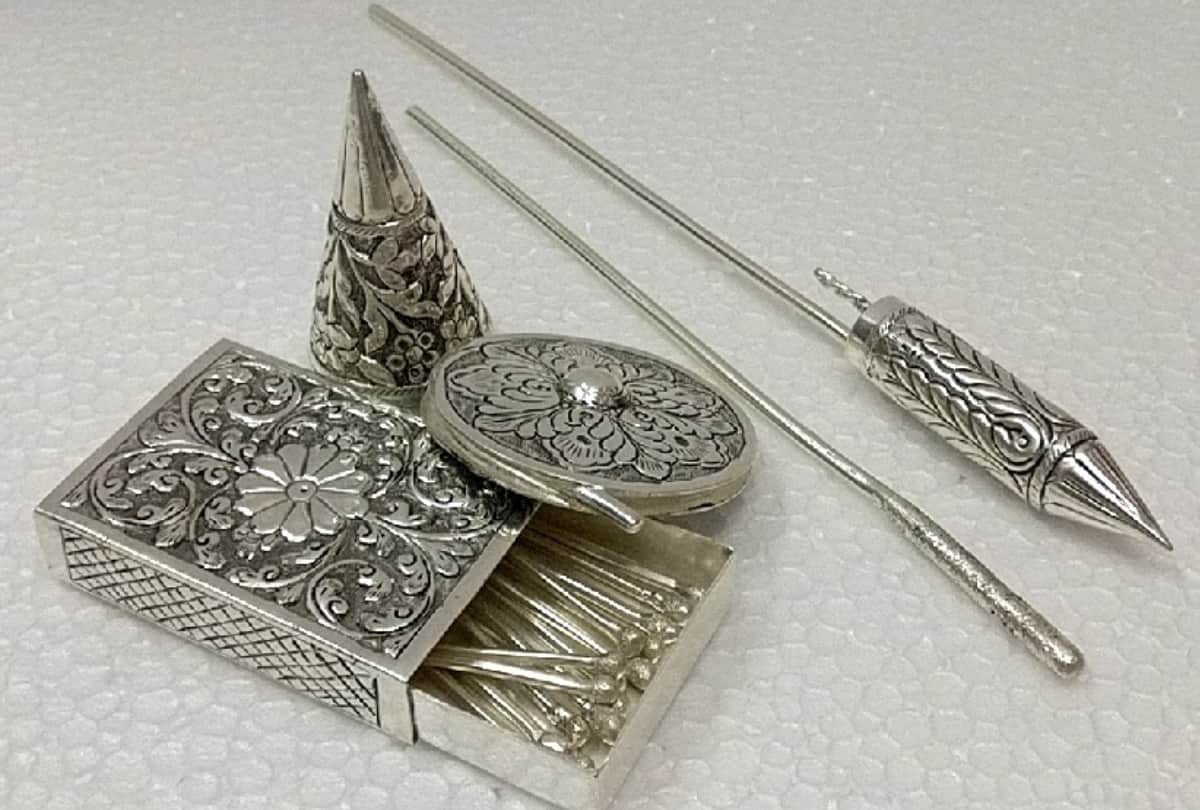 silver crackers and Chocolate like crackers on Diwali also in top demand in meerut market