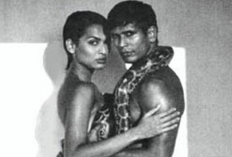 23 Years Ago Milind Soman Controversial Advertisement With Girlfriend Madhu Sapre Made Headlines - Entertainment News: Amar Ujala - 23 साल पहले गर्लफ्रेंड के साथ मिलिंद सोमन ने कराया था न्यूड फोटोशूट,