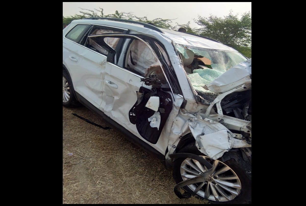 बेकाबू कार पलटी, मां-बेटा समेत तीन लोगों की  मौत