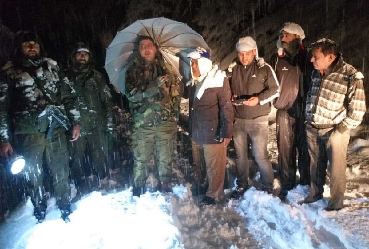 Jammu and Kashmir approx two hundred passengers rescued from heavy snow fall