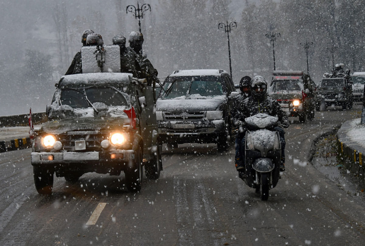 Jammu and Kashmir approx two hundred passengers rescued from heavy snow fall