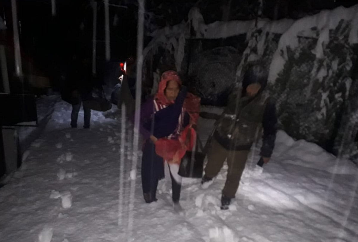 Jammu and Kashmir approx two hundred passengers rescued from heavy snow fall