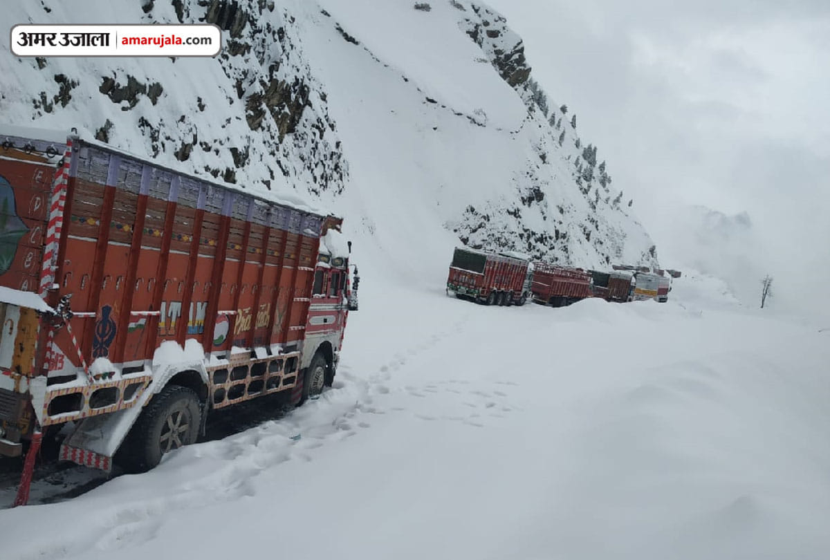Jammu and Kashmir approx two hundred passengers rescued from heavy snow fall