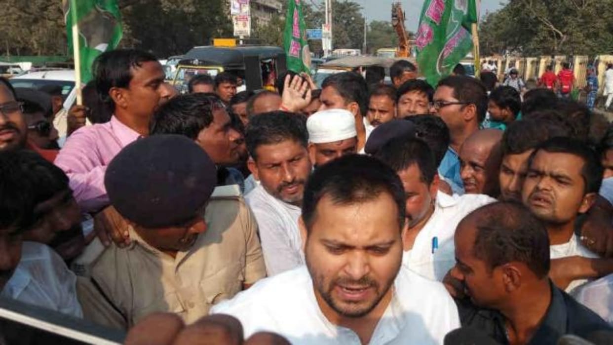 Lathi charge on RJD workers due to their rally against Government
