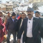 बद्रीनाथ मंदिर में दर्शन करने जाते मुकेश अंबानी