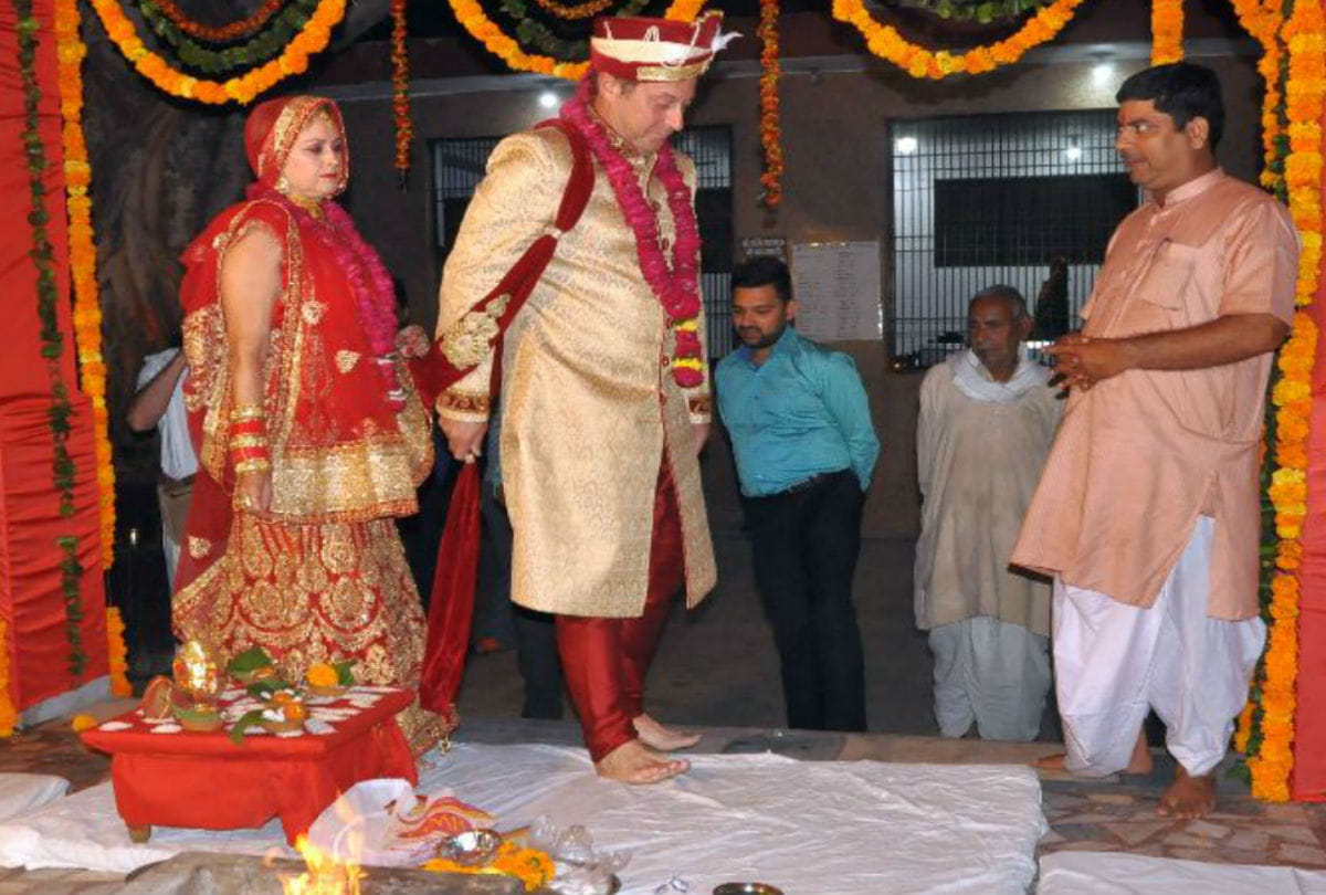 Spanish couple get married through hindu tradition in agra