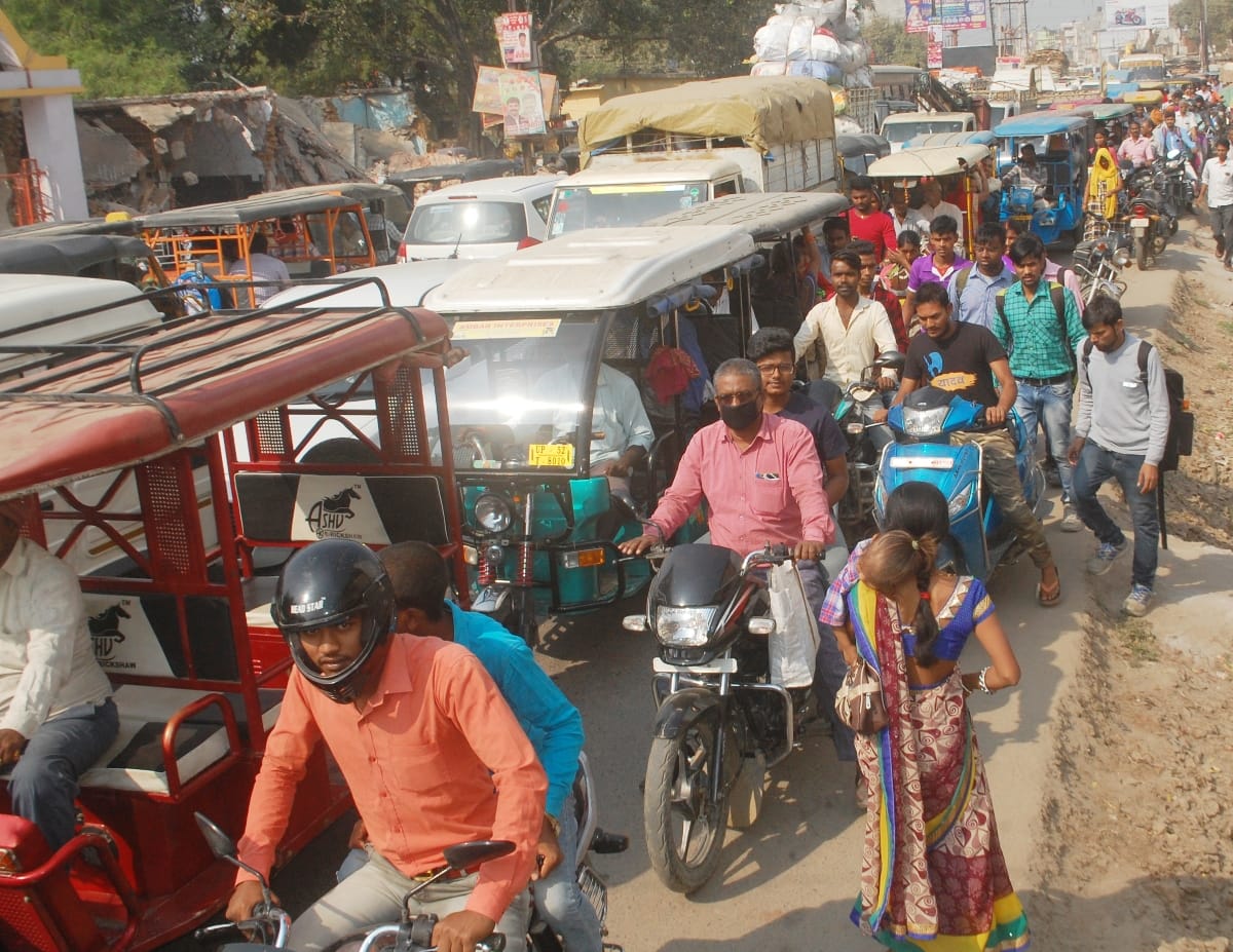 धनतेरस पर उमड़ी भीड़, जाम में फंसे लोग