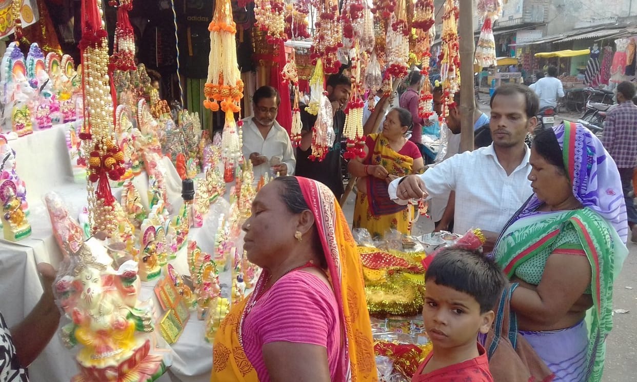 धनतेरस पर प्रतिष्ठानों में उमड़े लोग, खरीदारी से झूमा बाजार