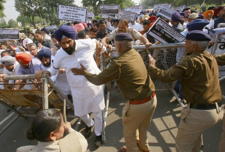 Akali Dal demonstration on CM house in chandigarh
