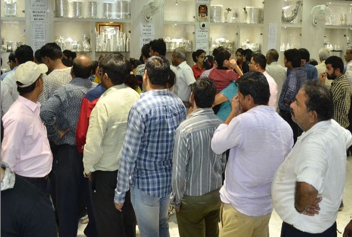 Jewellery and automobiles agra market boom on dhanteras