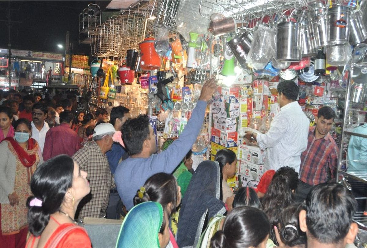 Jewellery and automobiles agra market boom on dhanteras