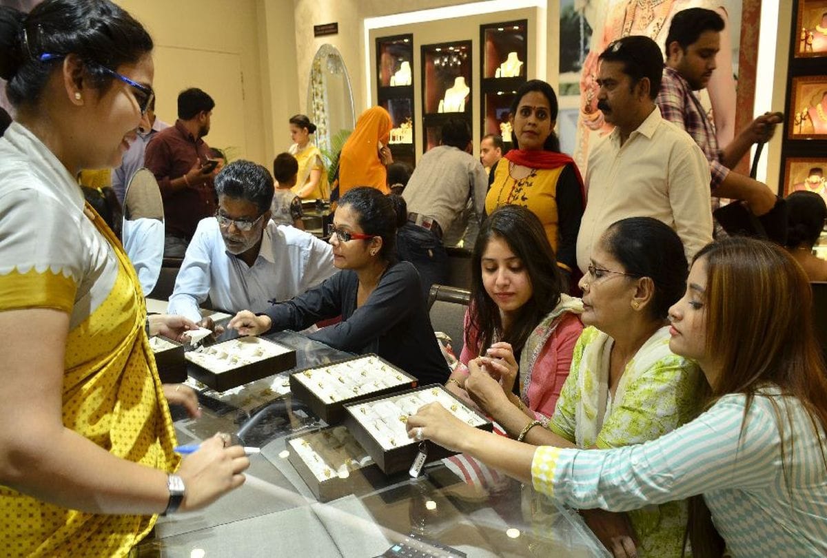 Jewellery and automobiles agra market boom on dhanteras