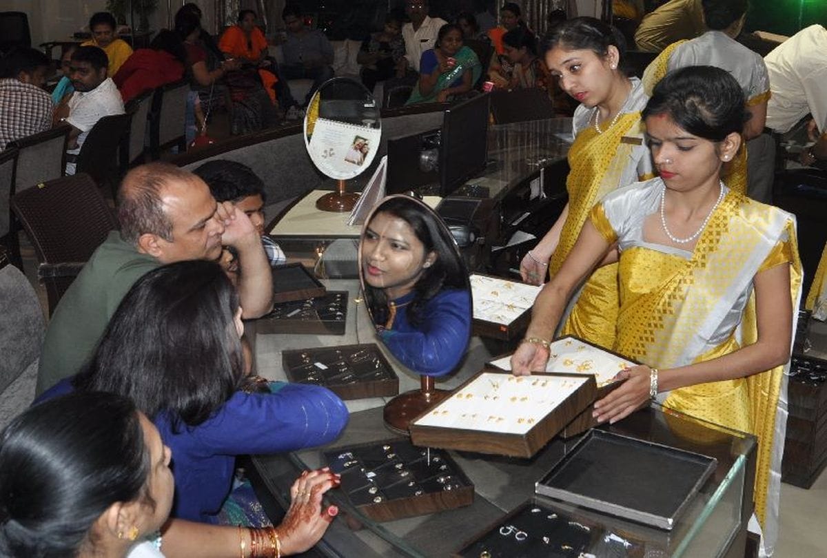 Jewellery and automobiles agra market boom on dhanteras