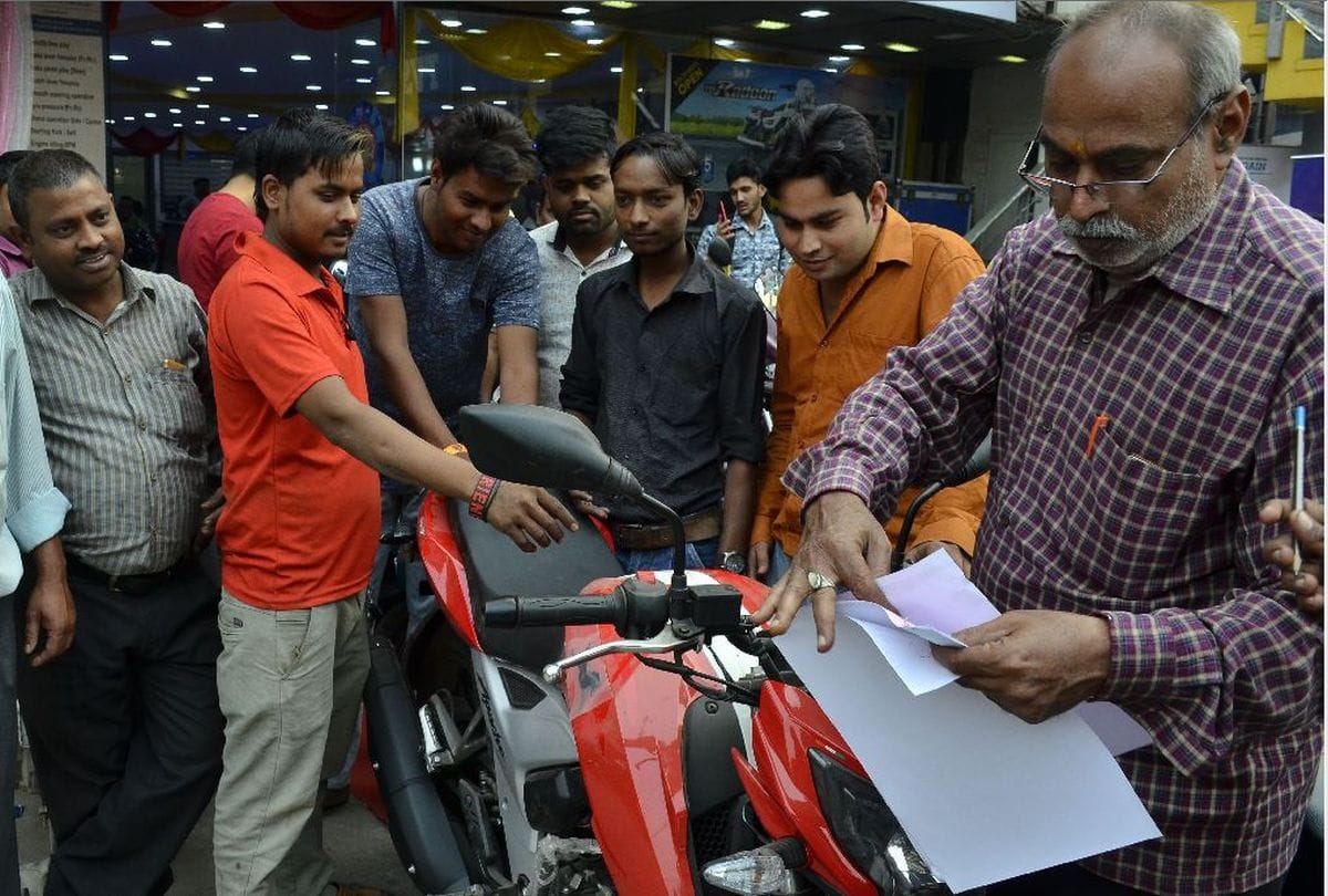 Jewellery and automobiles agra market boom on dhanteras