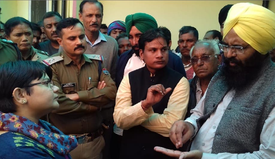 मुआवजे की मांग के लिए अस्पताल में धरना दिया