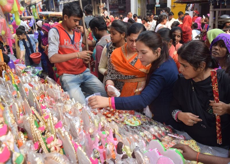 खरीदारी में खूब लगा मन, जमकर बरसा धन