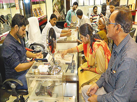 Monsoon on Dhanteras, business of 100 crore in farrukhabad