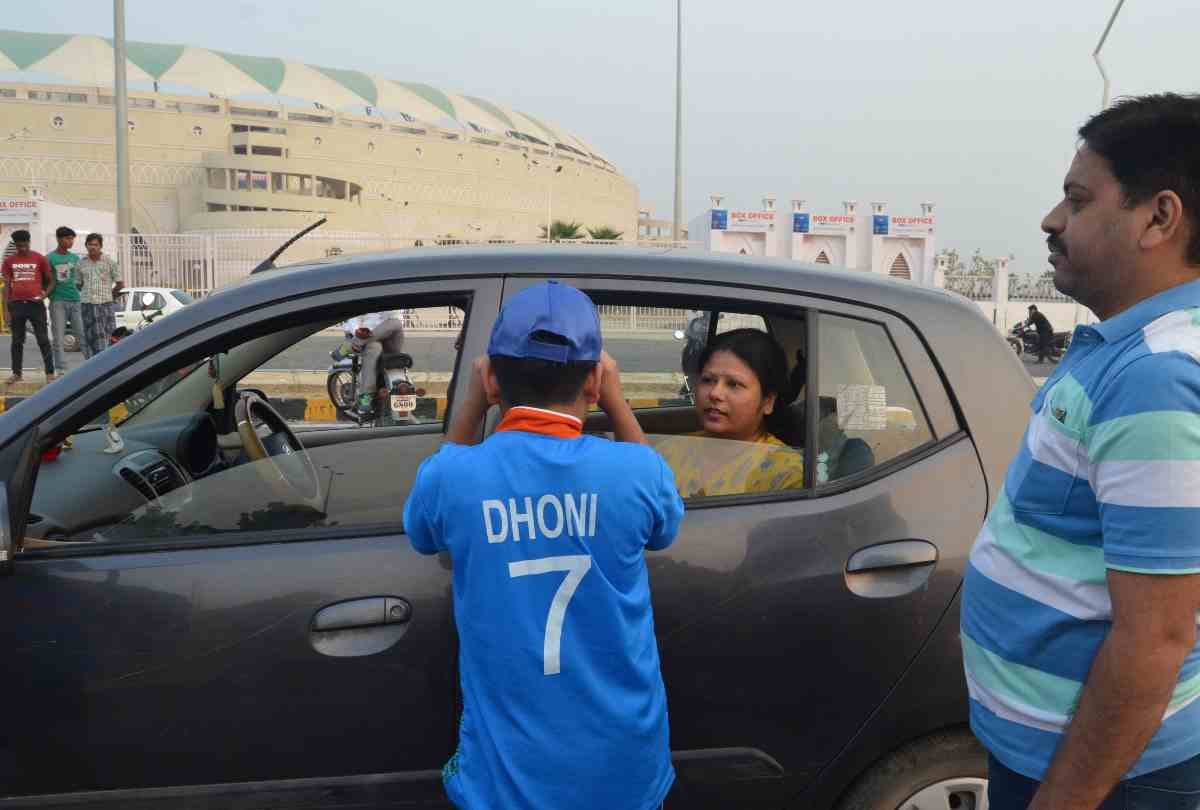 cricket fans want dhoni and virat named  t-shirts