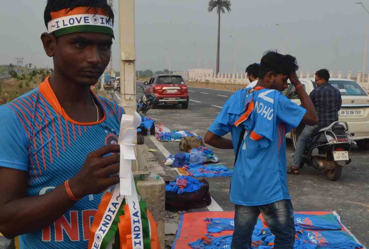 cricket fans want dhoni and virat named  t-shirts