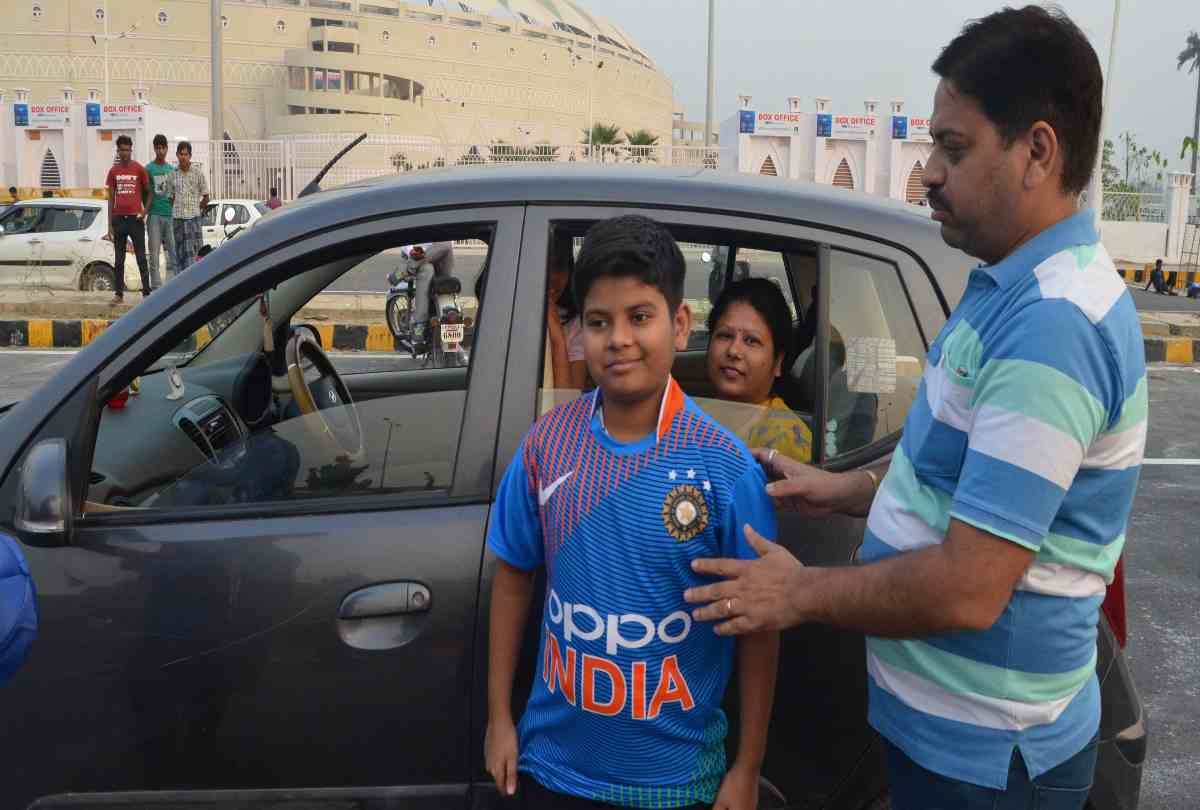 cricket fans want dhoni and virat named  t-shirts