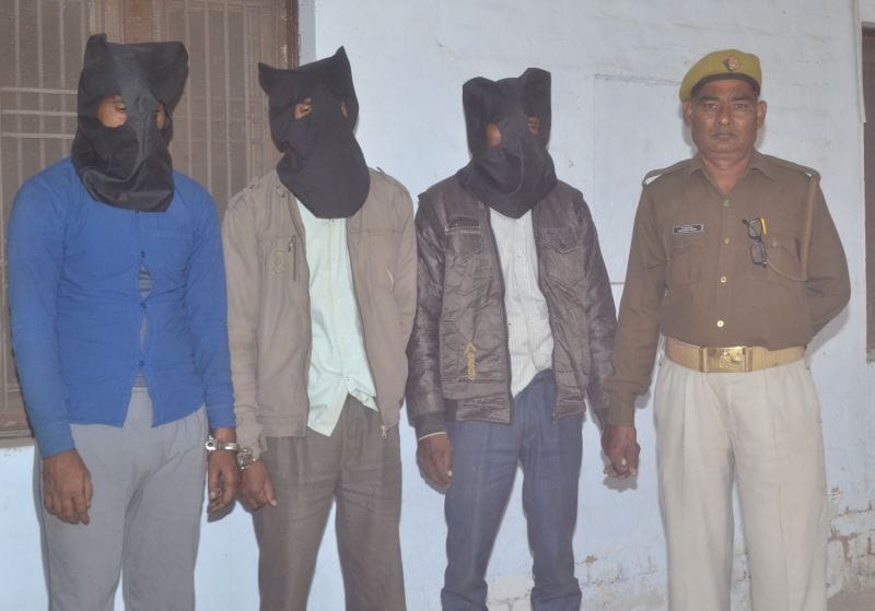 मुठभेड़ कर पुलिस ने पकड़े पांच पशु चोर