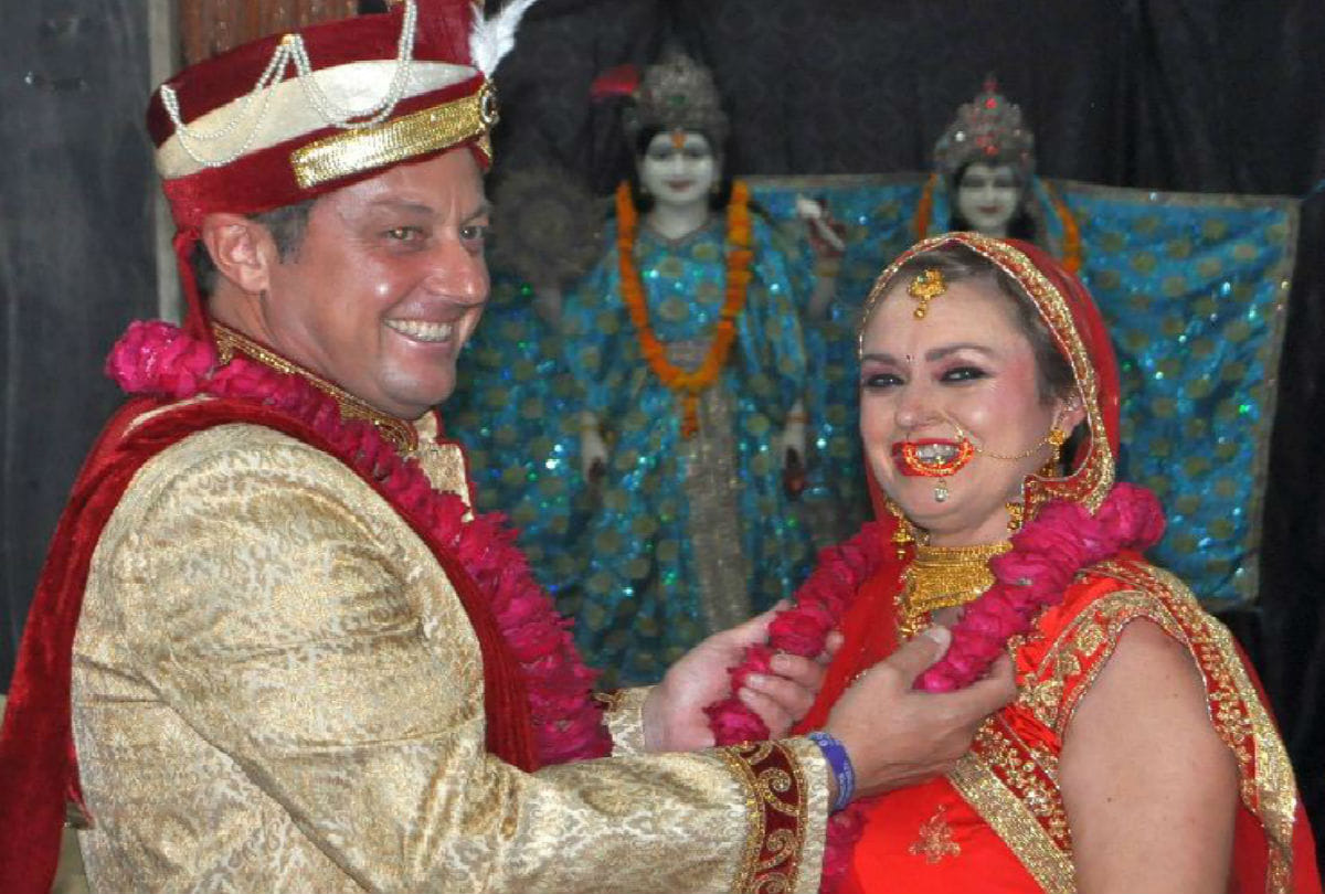 Spanish couple get married through hindu tradition in agra