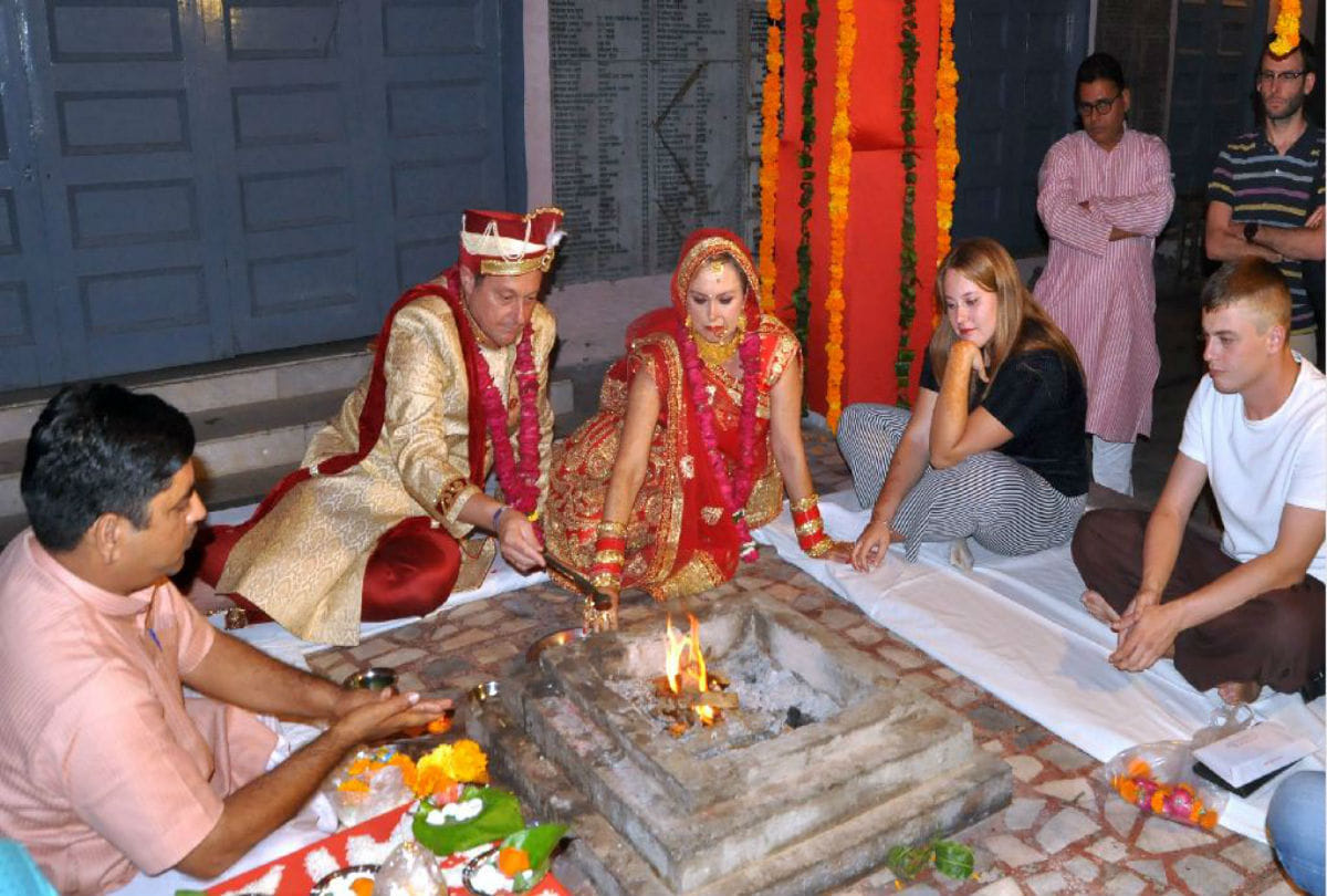 Spanish couple get married through hindu tradition in agra