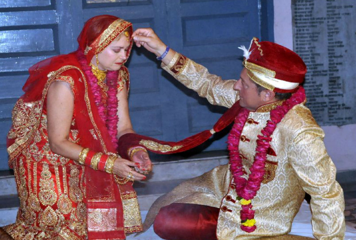 Spanish couple get married through hindu tradition in agra