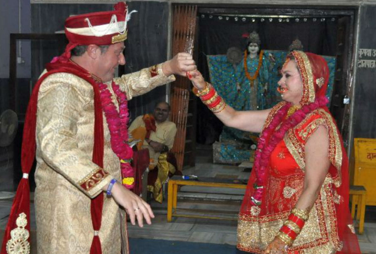 Spanish couple get married through hindu tradition in agra