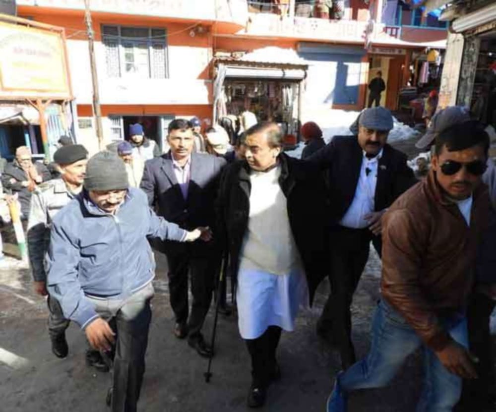 dhanteras 2018 mukesh ambani visit kedarnath and badrinath dham