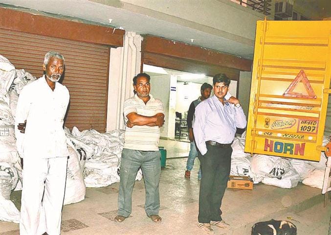 Cash management company looted 9 lakh rupees