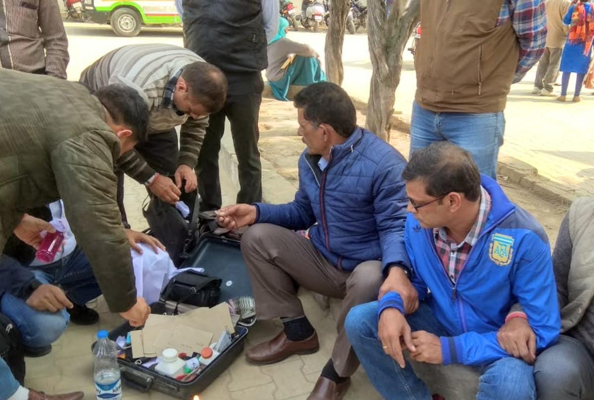 vigilance caught red handed senior assistant taking bribe 50 thousand in una himachal pradesh