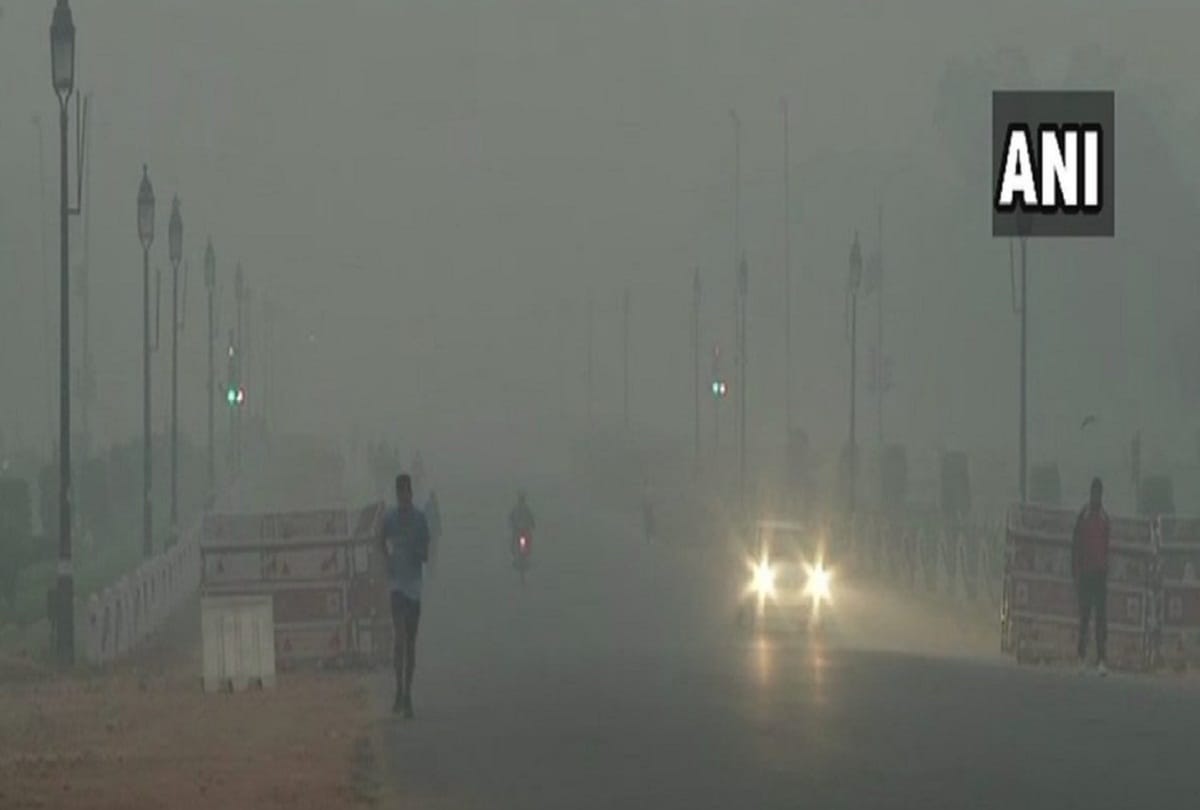 Thick layer of smog blankets in Delhi, Air Quality Index in Hazardous category
