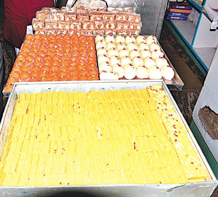 English men also taste chandaosi sweets.