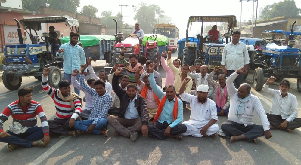 Tractor drivers blocked the road by protesting