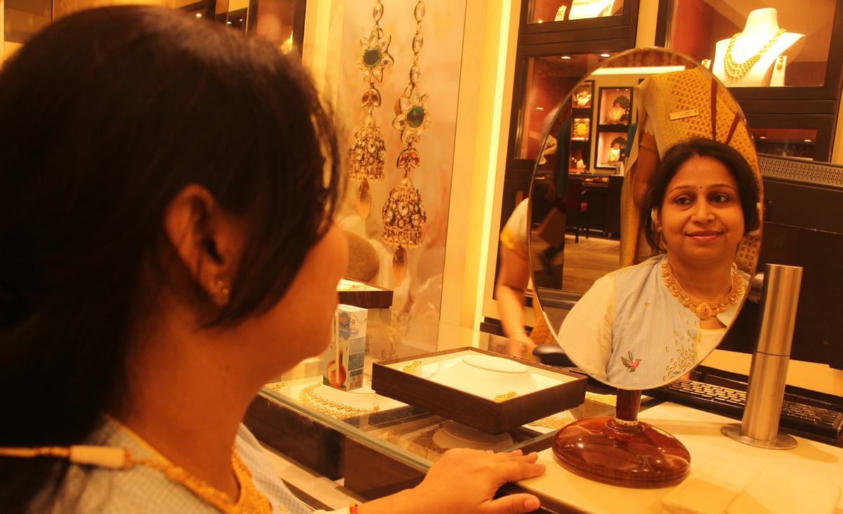 Dhanteras 2018 shopping shubh muhurat market offers discount on purchasing jewelry