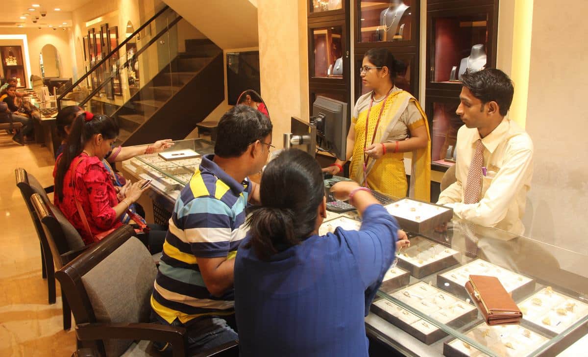 Dhanteras 2018 shopping shubh muhurat market offers discount on purchasing jewelry