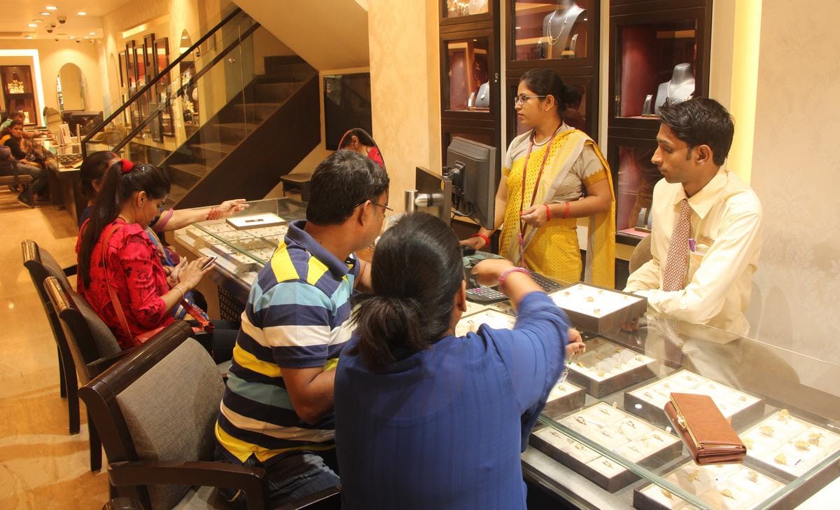 Dhanteras 2018 shopping shubh muhurat market offers discount on purchasing jewelry