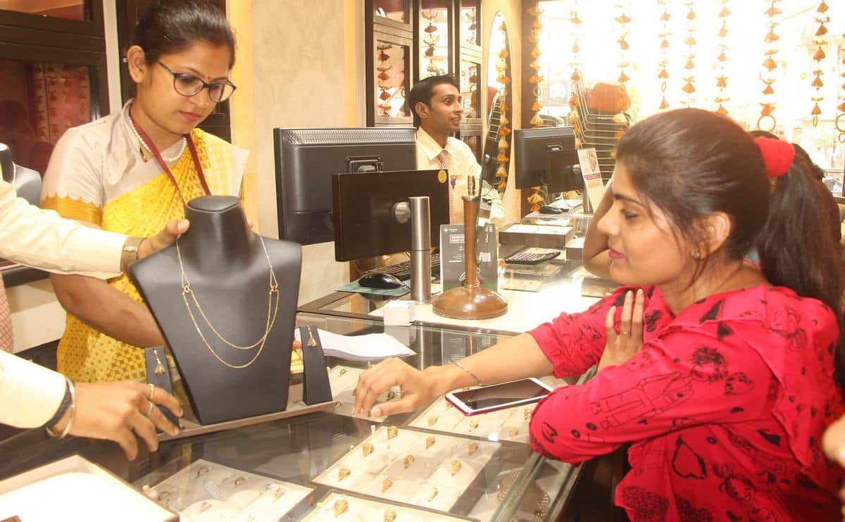 Dhanteras 2018 shopping shubh muhurat market offers discount on purchasing jewelry