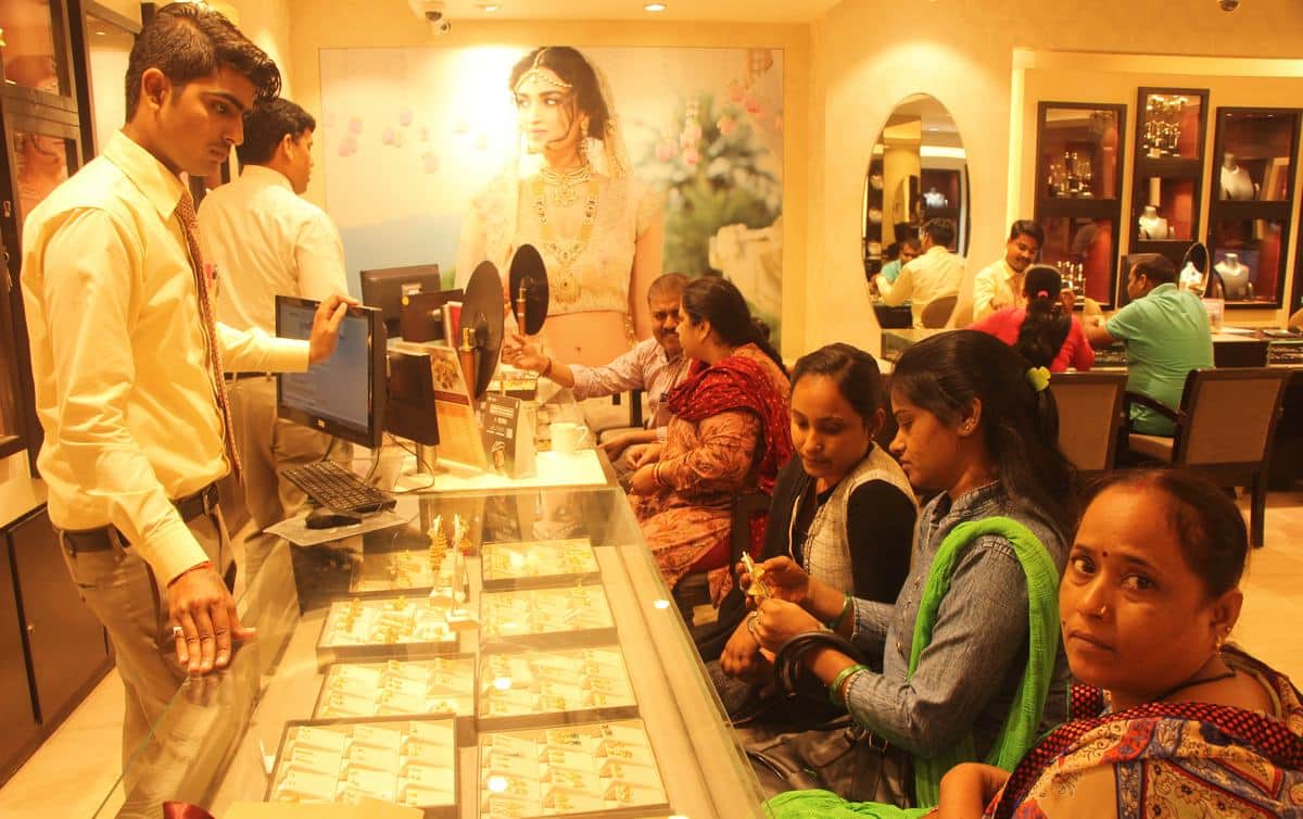 Dhanteras 2018 shopping shubh muhurat market offers discount on purchasing jewelry