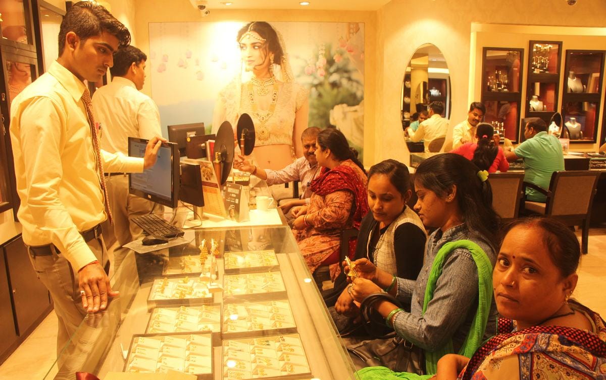 Dhanteras 2018 shopping shubh muhurat market offers discount on purchasing jewelry